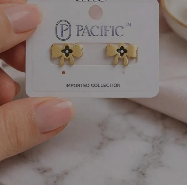 Beige_Flower_Stud_Earrings_With_Black_Center
