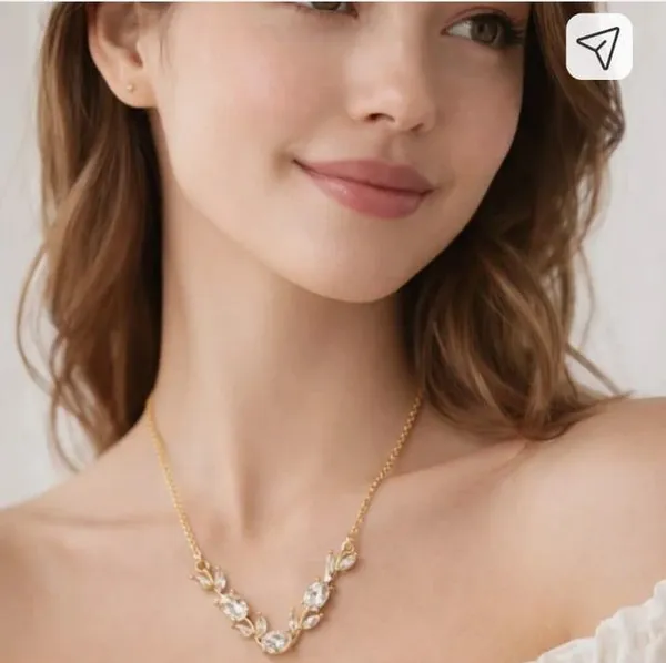 Gold_Toned_Leafy_Crystal_Pendant_Necklace_For_Women