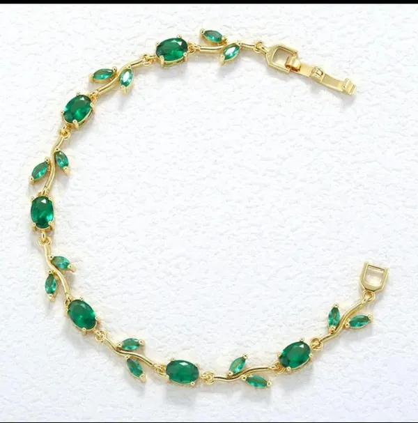 Elegant_Green_Stone_Bracelet_In_Gold_Tone_Setting