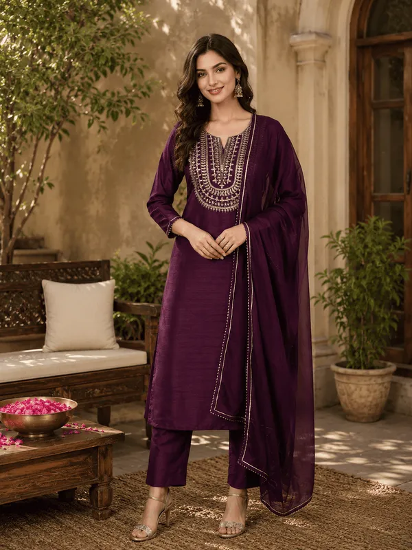 Silk_Blend_Purple_Embroidered_Straight_Kurta_Pant_With_Dupatta