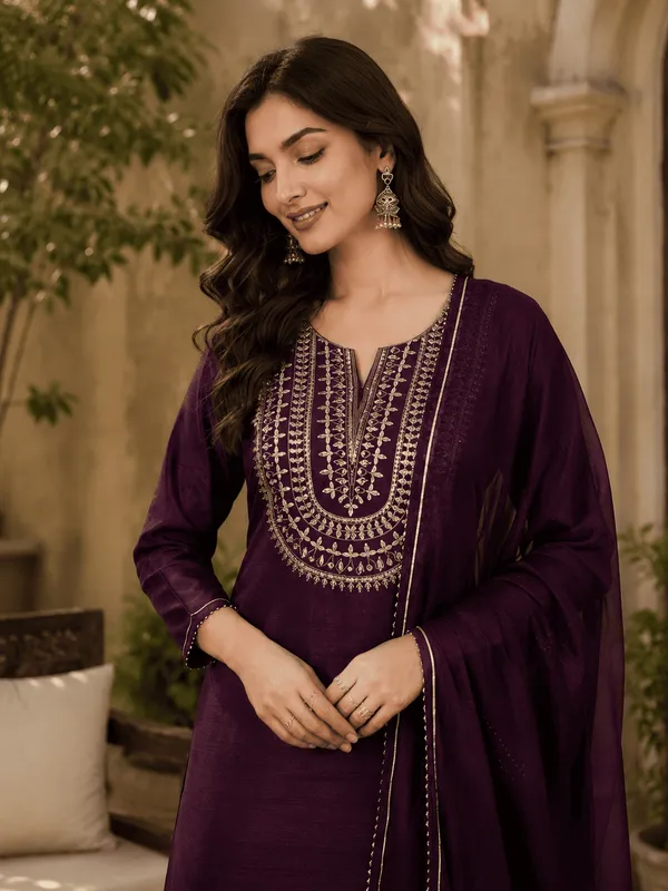 Silk_Blend_Purple_Embroidered_Straight_Kurta_Pant_With_Dupatta