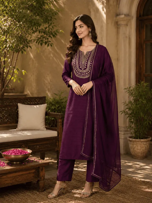 Silk_Blend_Purple_Embroidered_Straight_Kurta_Pant_With_Dupatta