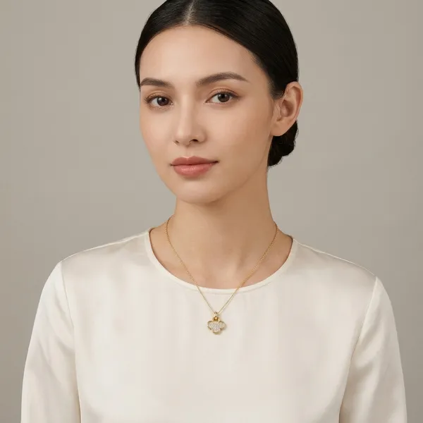 Gold_Toned_Clover_Pendant_Necklace_With_Crystal_Embellishments