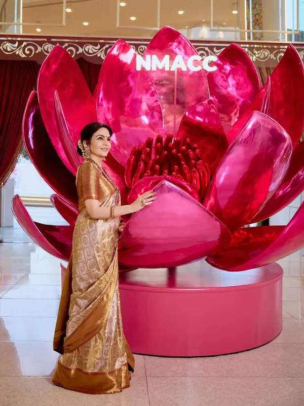 Zari_Tissue_Nita_Ambani_Saree_-_Golden