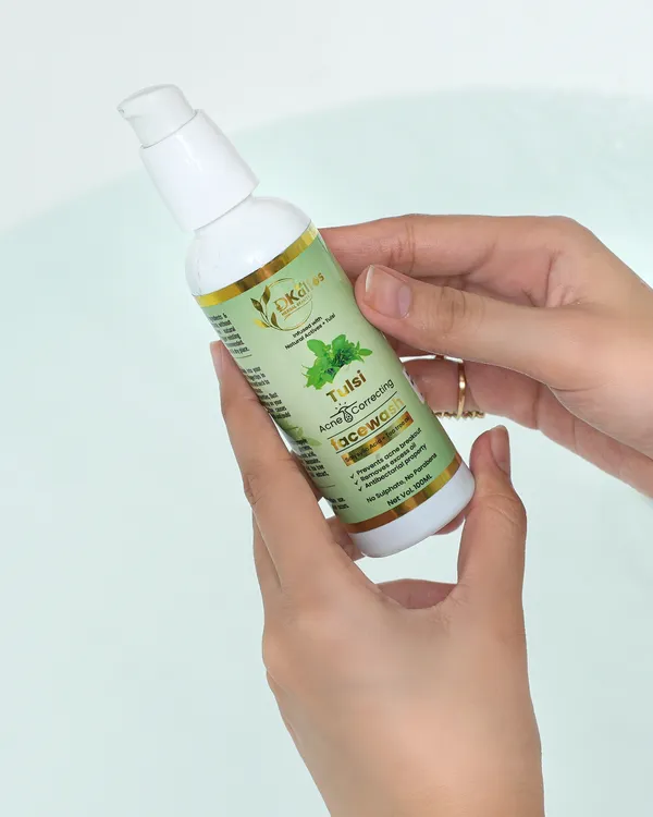 Tulsi_Salicylic_Acid_Tea_Tree_Neem_Acne_Correcting_Face_Wash