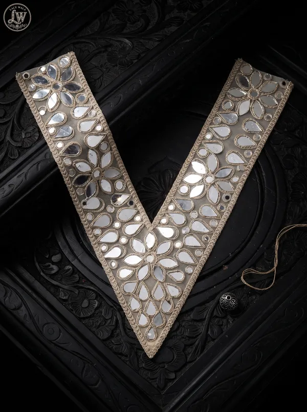 NECK-95_MIRROR_WORK_V_NECK