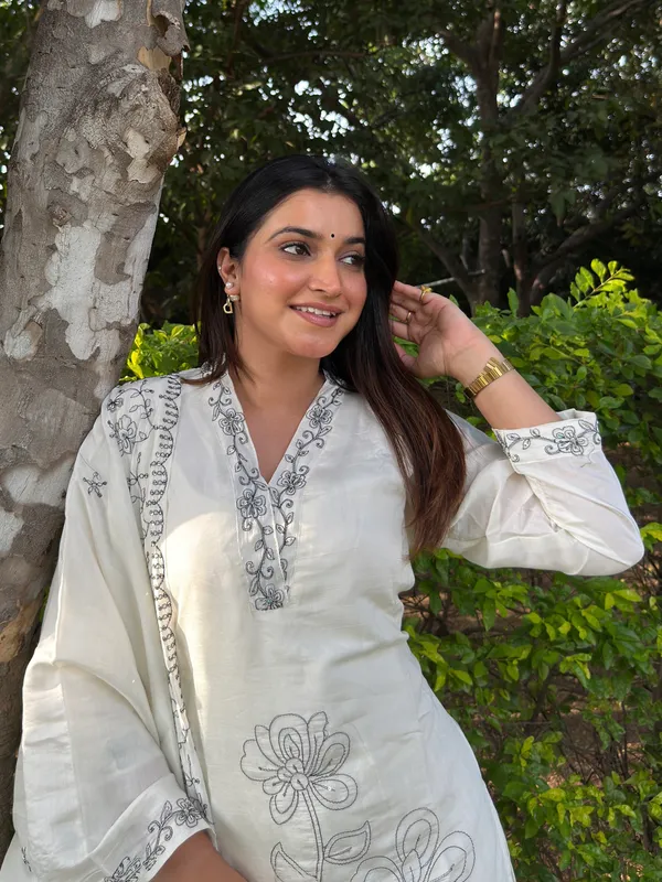 Kavya_Silk_Blend_Embroidered_Straight_Kurta_Set_with_Trousers_&_Dupatta