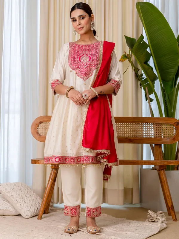 Sutra_White_Embroidred_Kurta_Sets_with_Heavy_thread_Work_Women_Suits