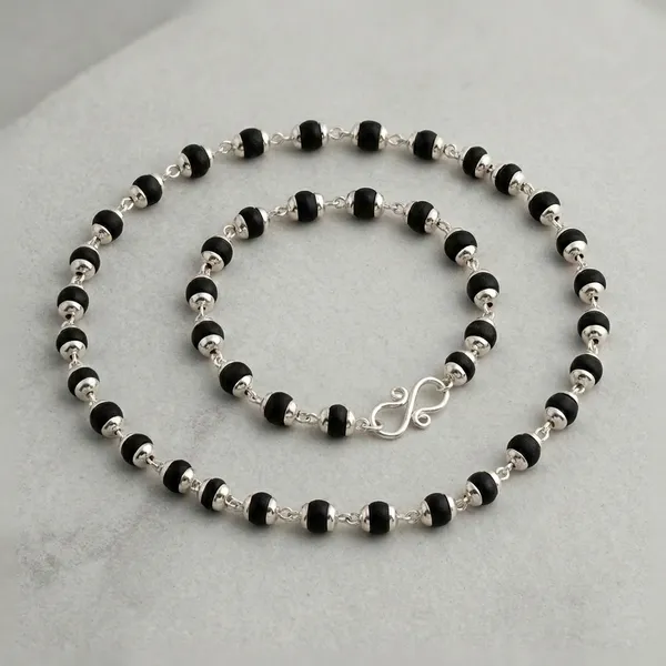 Silver_And_Black_Beaded_Chain_Necklace