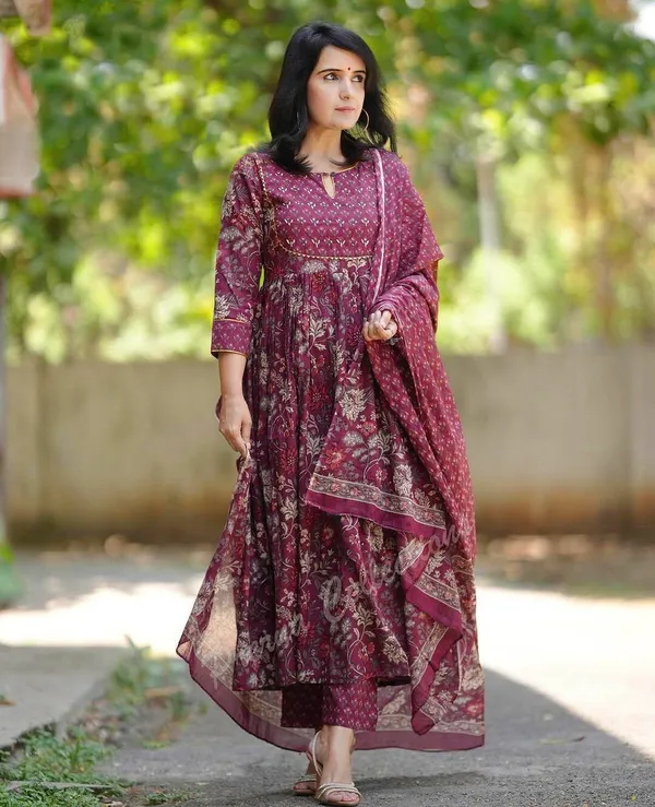 Fully_Stiched_Rayon_Printed
Kurti_(MAROON)