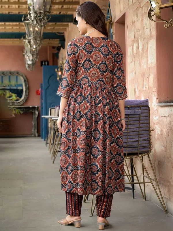 Fully_Stiched_Rayon_Printed
Kurti_(MARRON)