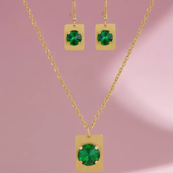 Gold_And_Green_Emerald_Bliss_Pendant_Set_Stylish_Crystal_Necklace