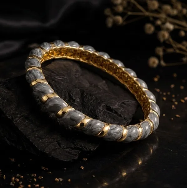 Grey_And_Gold_Twisted_Enamel_Chain_Pendant_With_Gold_Stripes_Anti_Tarnish_Luxury_Jewelry