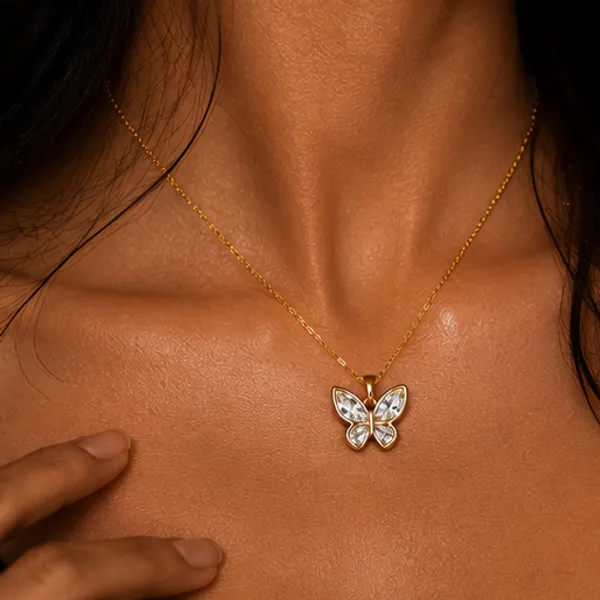 Elegant_Crystal_Butterfly_Pendant_Necklace