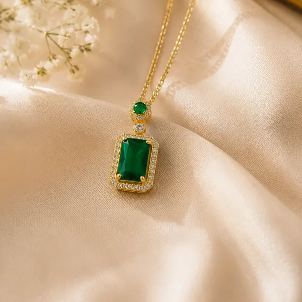 Royal_Emerald_Green_Radiant-Cut_Pendant_Necklace_–_High-Quality