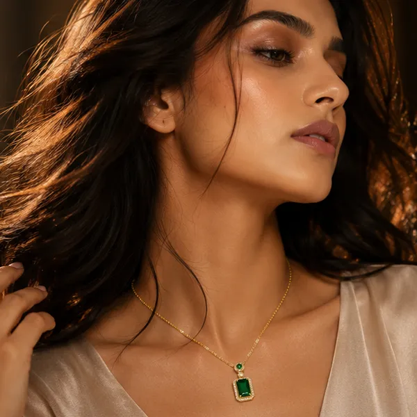 Royal_Emerald_Green_Radiant-Cut_Pendant_Necklace_–_High-Quality