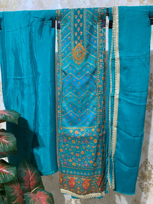 Banarasi_Suit_with_heavy_embroidery_and_Chiffon_dupatta