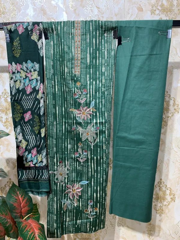 Cotton_suit_with_embroidered_neck_&_daman_with_lace_work,_Muslin_dupatta