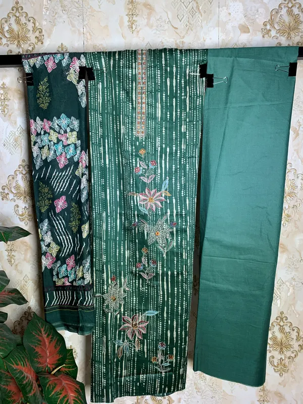 Cotton_suit_with_embroidered_neck_&_daman_with_lace_work,_Muslin_dupatta