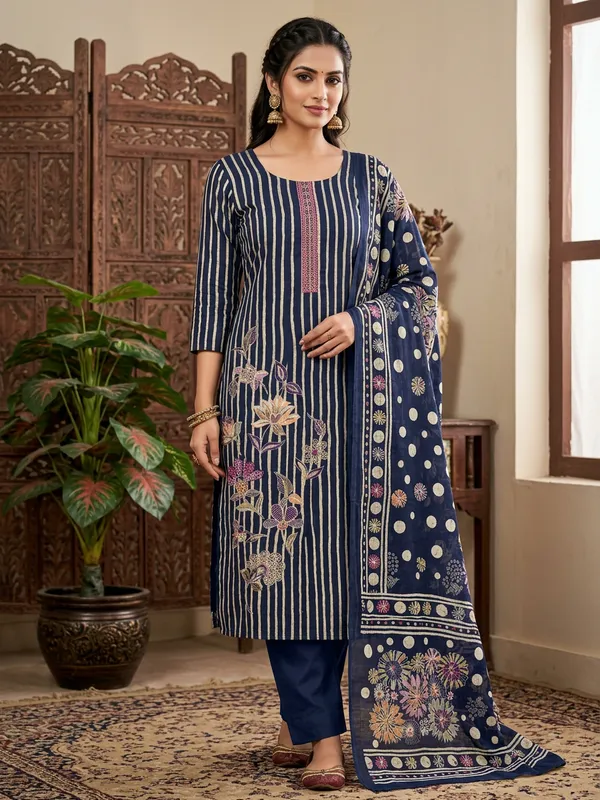 Cotton_suit_with_embroidered_neck_&_daman_with_lace_work,_Muslin_dupatta