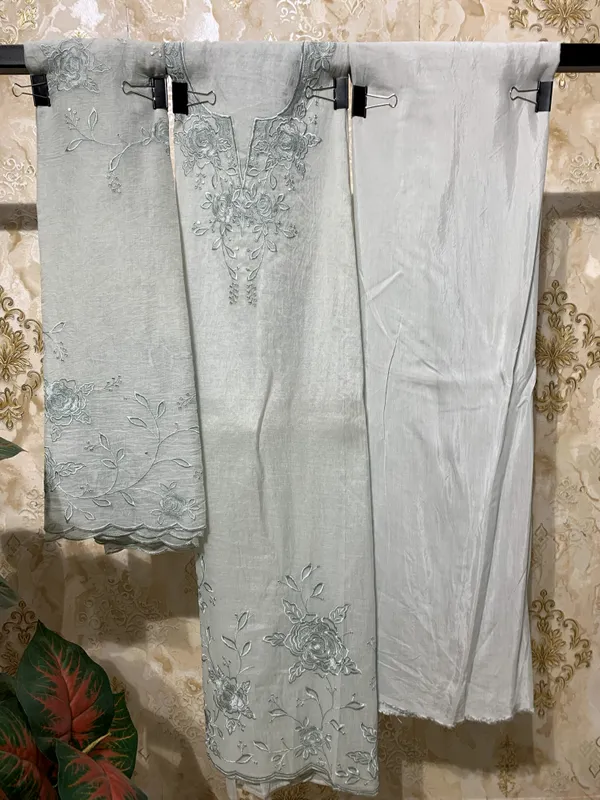 Mal_chanderi_crush_embroidered_suit_with_beautiful_dupatta_