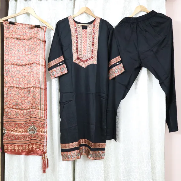 Mashroo_3_piece_classic_look_with_Silk_Dupatta