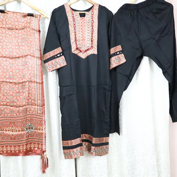 Mashroo_3_piece_classic_look_with_Silk_Dupatta