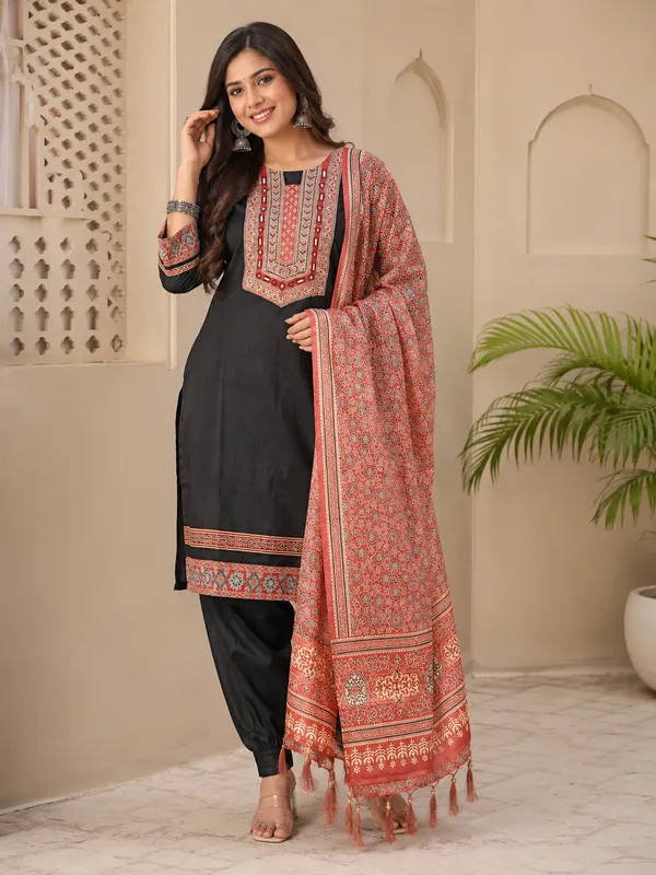 Mashroo_3_piece_classic_look_with_Silk_Dupatta