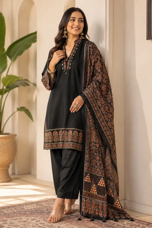Mashroo_3_piece_classic_look_with_Silk_Dupatta