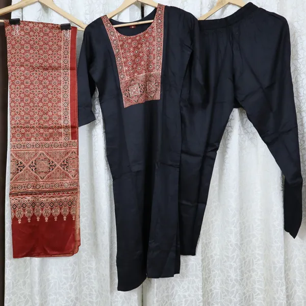 Mashroo_3_piece_very_beautiful_classic_look_with_Silk_Dupatta