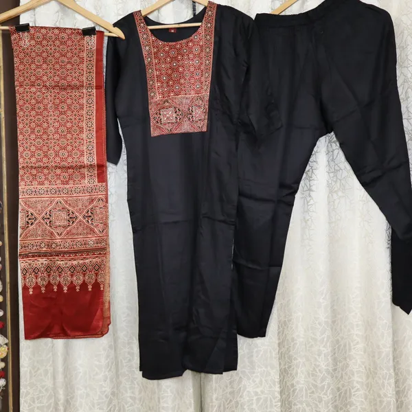 Mashroo_3_piece_very_beautiful_classic_look_with_Silk_Dupatta