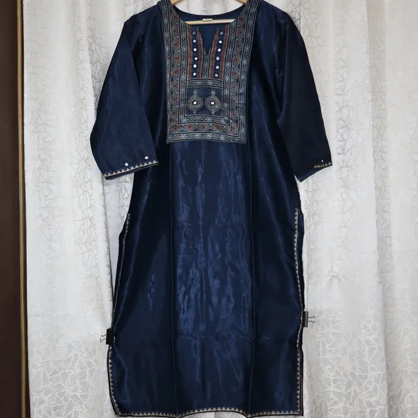 Mashroo_Silk_kurti_with_elegant_&_charming_work_done_on_neck_&_sleeves