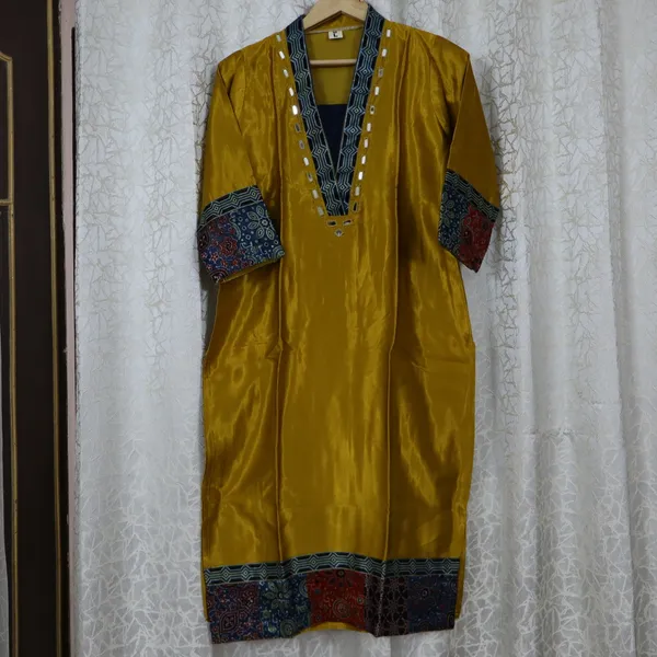 Mashroo_Silk_kurti_with_elegant_&_charming_work_done_on_neck_&_sleeves