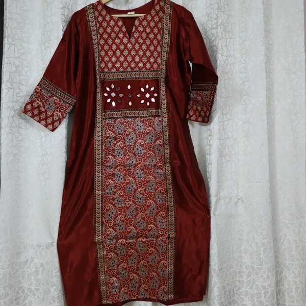 Mashroo_Silk_kurti_with_elegant_&_charming_work_done_on_neck_&_sleeves