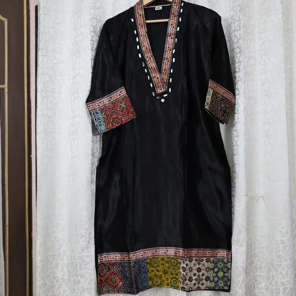 Mashroo_Silk_kurti_with_elegant_&_charming_work_done_on_neck_&_sleeves