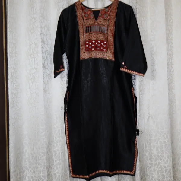 Mashroo_Silk_kurti_with_elegant_&_charming_work_done_on_neck_&_sleeves