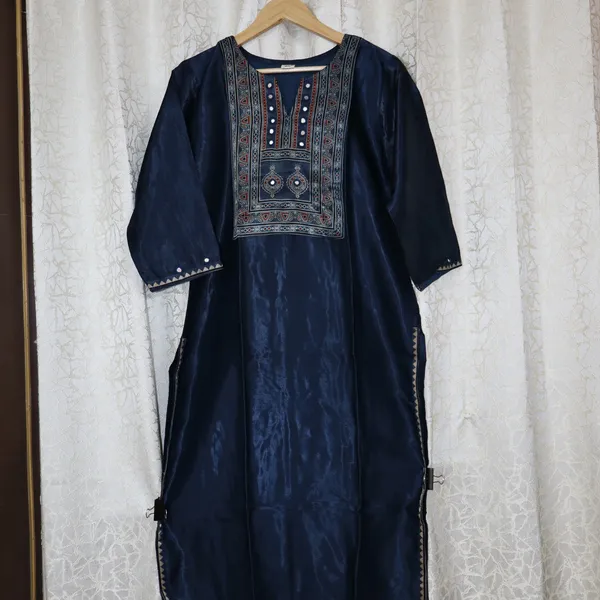 Mashroo_Silk_kurti_with_elegant_&_charming_work_done_on_neck_&_sleeves