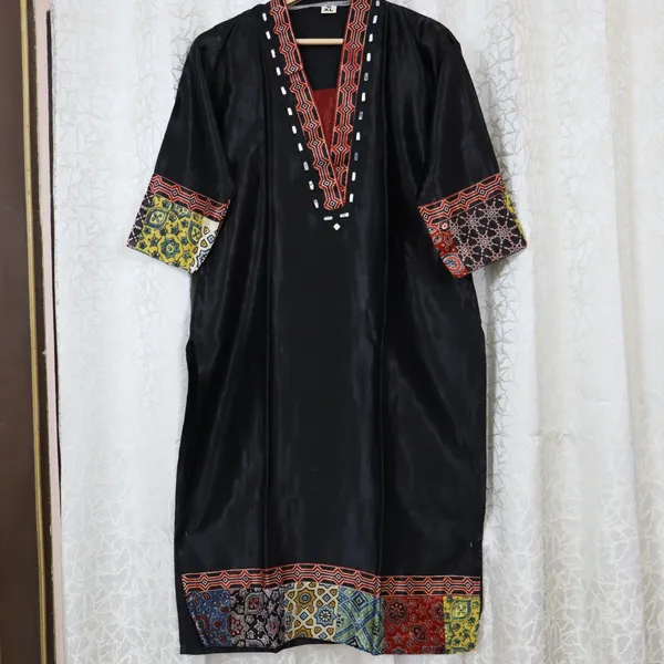 Mashroo_Silk_kurti_with_elegant_&_charming_work_done_on_neck_&_sleeves