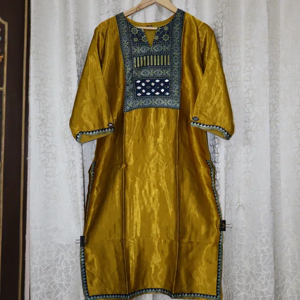 Mashroo_Silk_kurti_with_elegant_&_charming_work_done_on_neck_&_sleeves