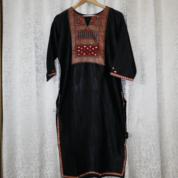 Mashroo_Silk_kurti_with_elegant_&_charming_work_done_on_neck_&_sleeves
