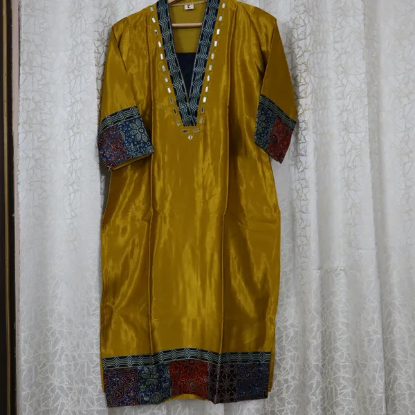 Mashroo_Silk_kurti_with_elegant_&_charming_work_done_on_neck_&_sleeves