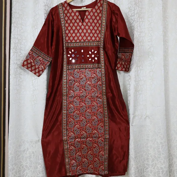 Mashroo_Silk_kurti_with_elegant_&_charming_work_done_on_neck_&_sleeves