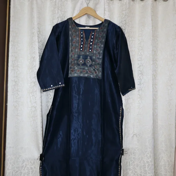 Mashroo_Silk_kurti_with_elegant_&_charming_work_done_on_neck_&_sleeves