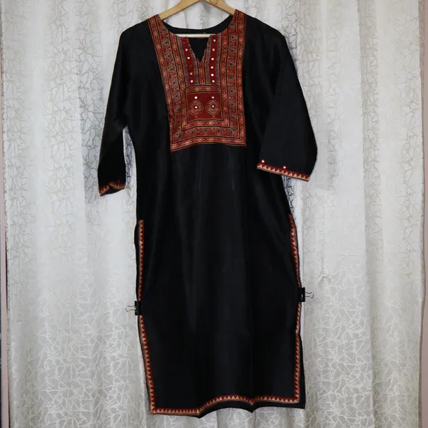 Mashroo_Silk_kurti_with_elegant_&_charming_work_done_on_neck_&_sleeves