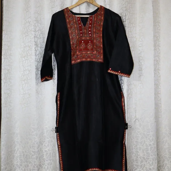 Mashroo_Silk_kurti_with_elegant_&_charming_work_done_on_neck_&_sleeves
