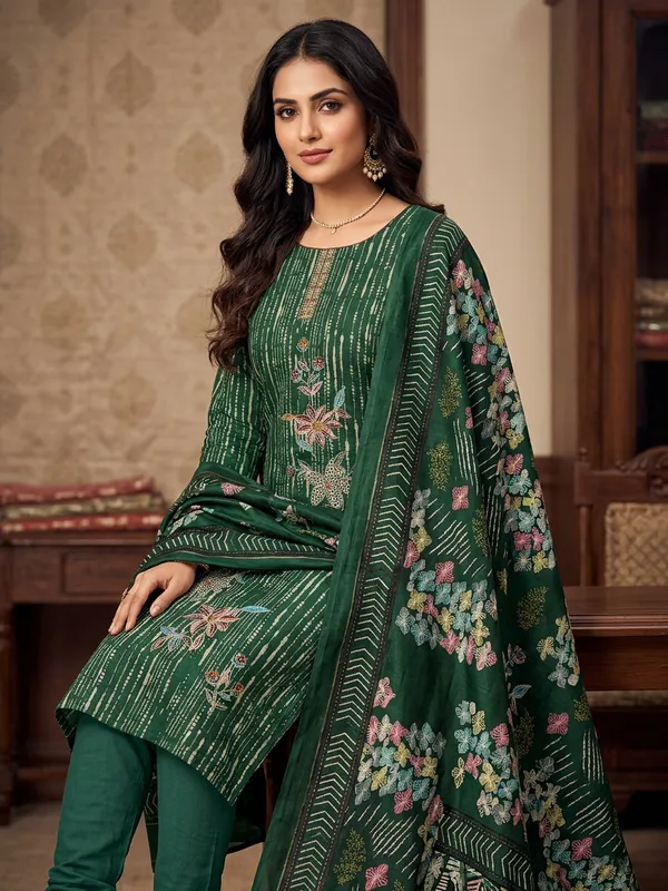 Cotton_suit_with_embroidered_neck_&_daman_with_lace_work,_Muslin_dupatta