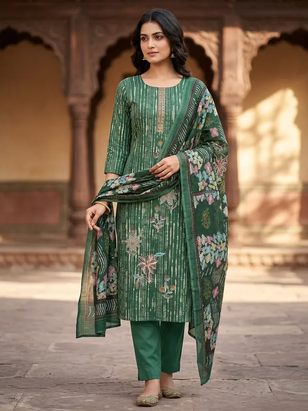 Cotton_suit_with_embroidered_neck_&_daman_with_lace_work,_Muslin_dupatta