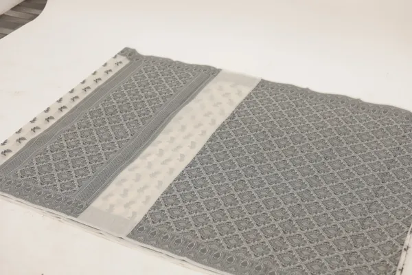 Grey_Cotton_Blend_Geometric_Floral_Border_Saree_For_Women