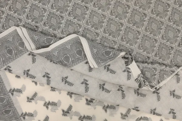 Grey_Cotton_Blend_Geometric_Floral_Border_Saree_For_Women