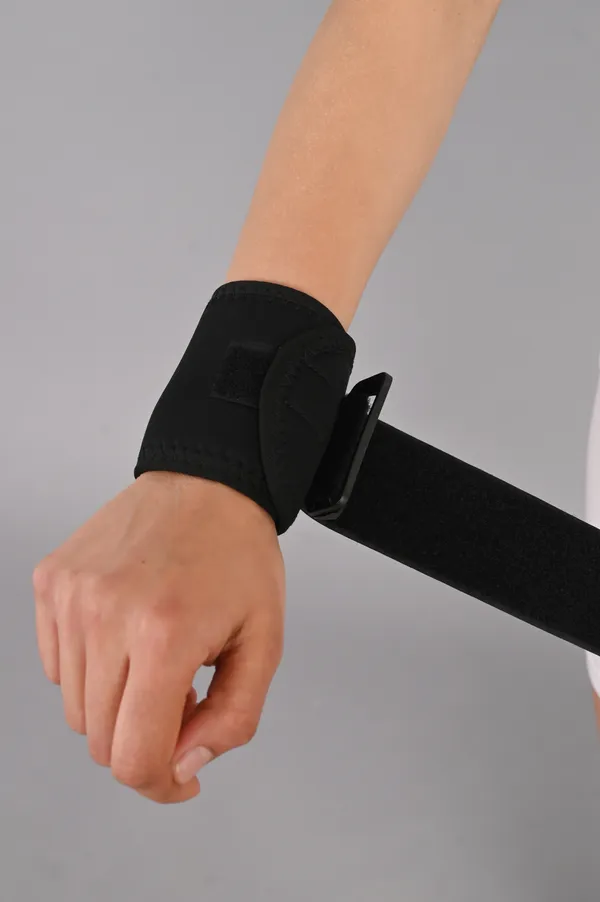 Adjustable_Wrist_Support_Brace_With_Compression_Strap_Black